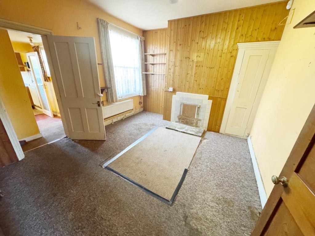Lot: 131 - THREE BEDROOM HOUSE IN CINQUE PORT TOWN - Dining room